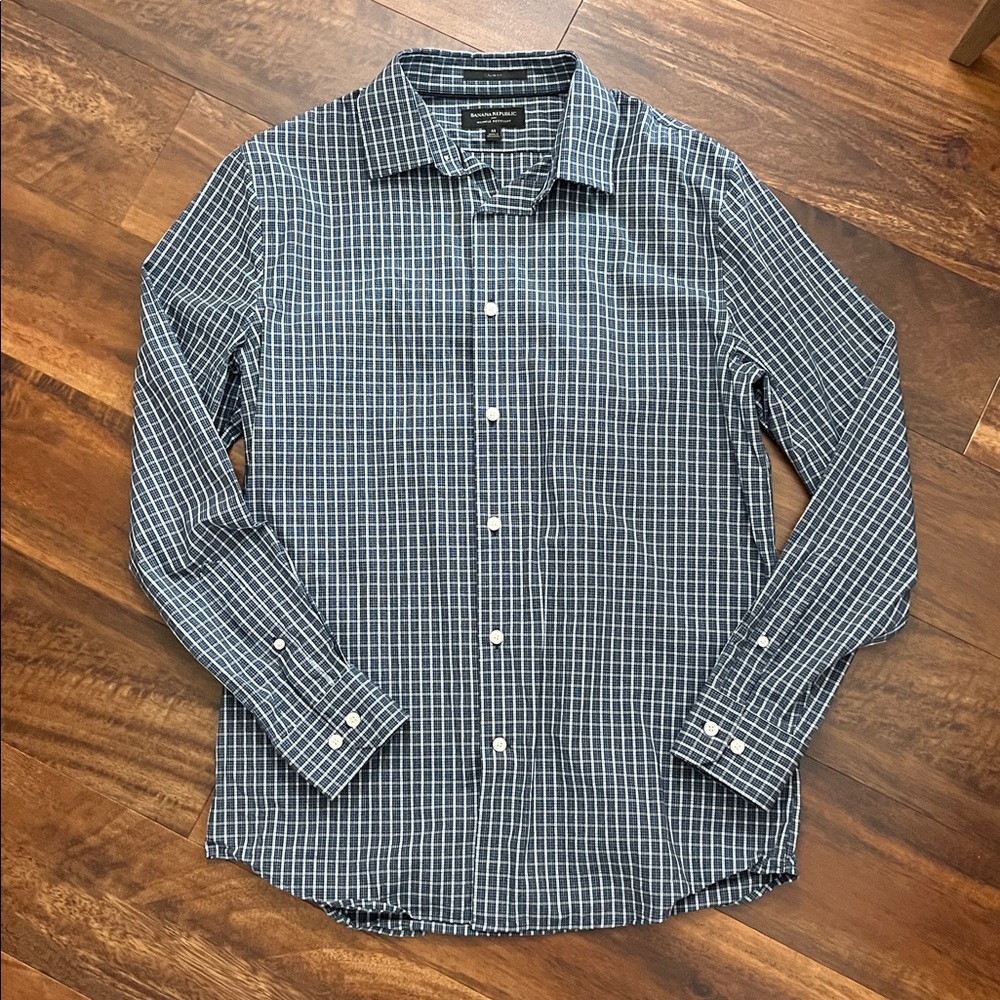 Banana Republic Non-iron Slim Fit button down shirt - Size M